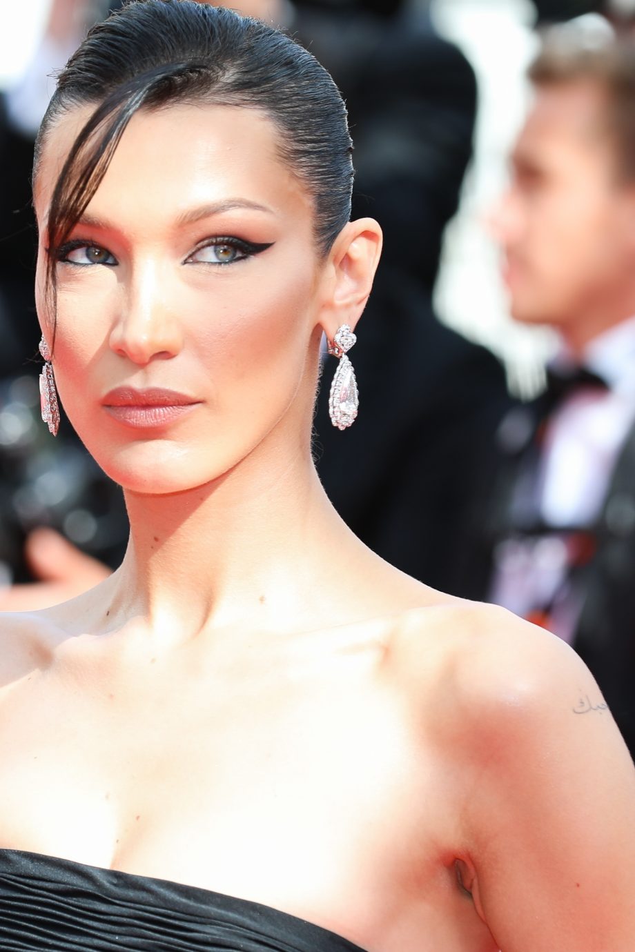 bella-hadid-steelt-de-show-in-vintage-versace-uit-de-jaren-80-tijdens-cannes-filmfestival-212651