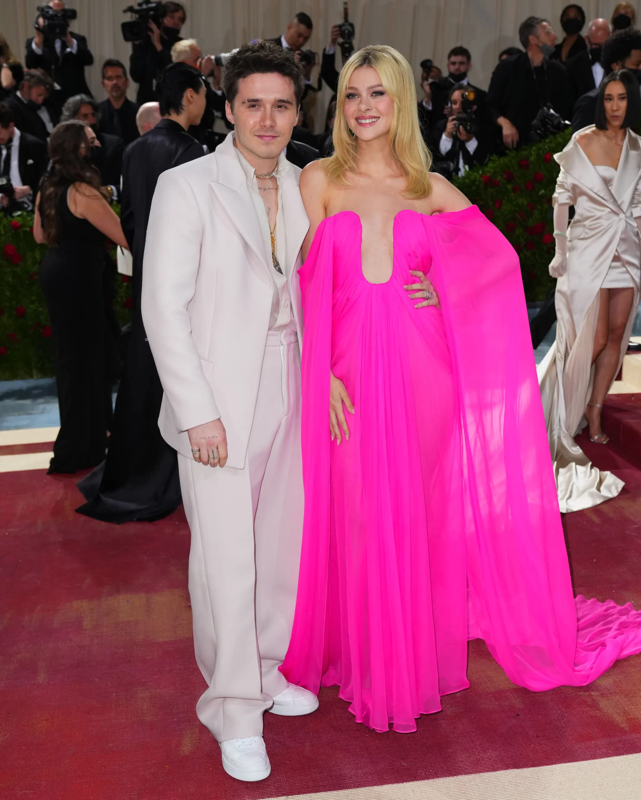 Brooklyn Beckham en Nicola Peltz zijn een van de beroemde koppels op het Met Gala
