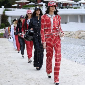 chanel-reist-af-naar-monaco-voor-haar-cruise-2023-show-in-grand-prix-thema-211214