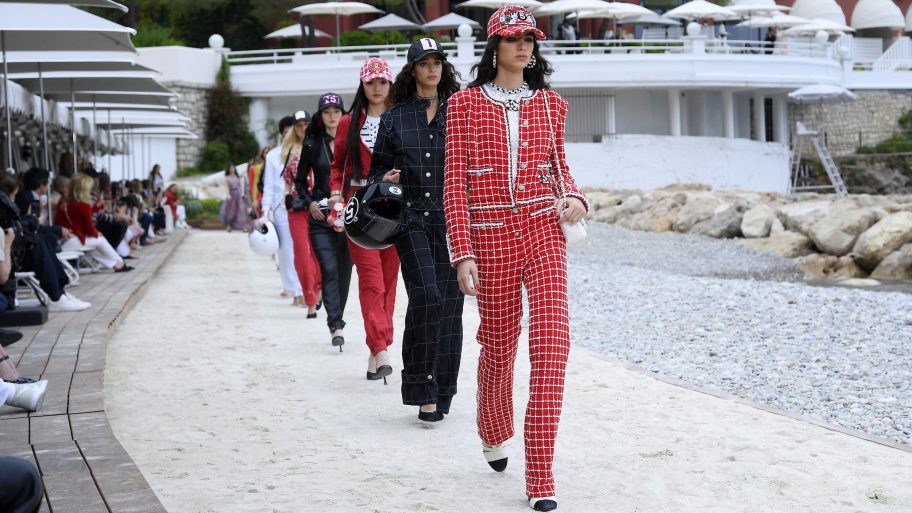 chanel-reist-af-naar-monaco-voor-haar-cruise-2023-show-in-grand-prix-thema-211214