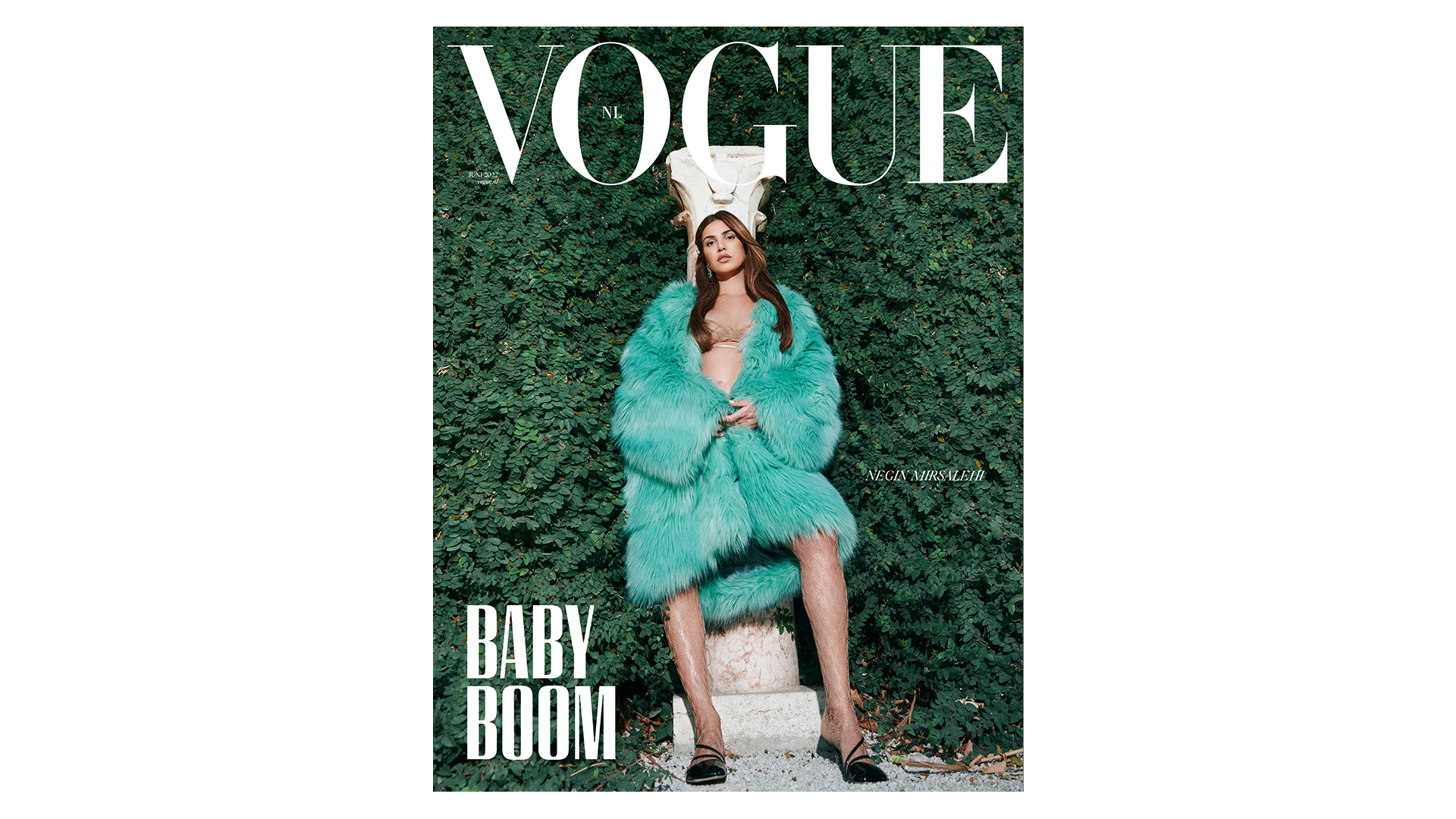 女性情報誌 Vogue Netherlands June 2022 Vogue juni 2022 met zwangere Negin Mirsalehi op de cover - Vogue NL