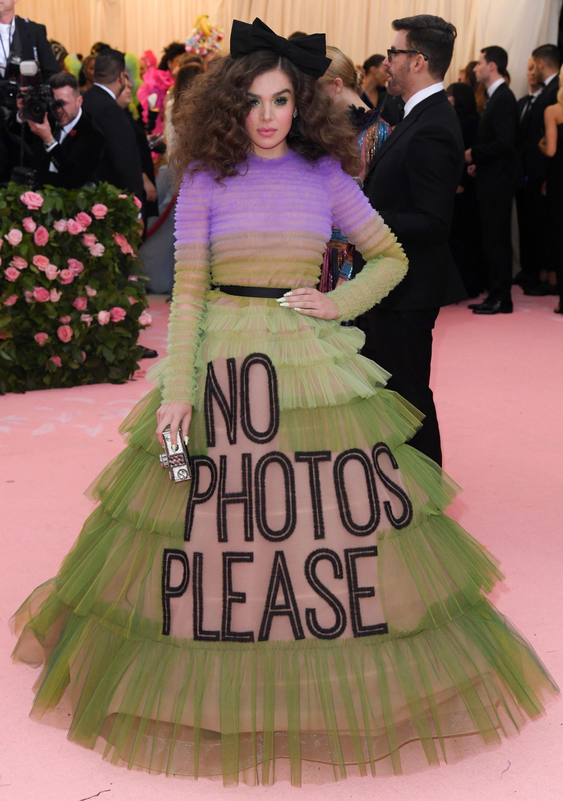 Hailee Steinfeld tijdens het Met Gala van 2019