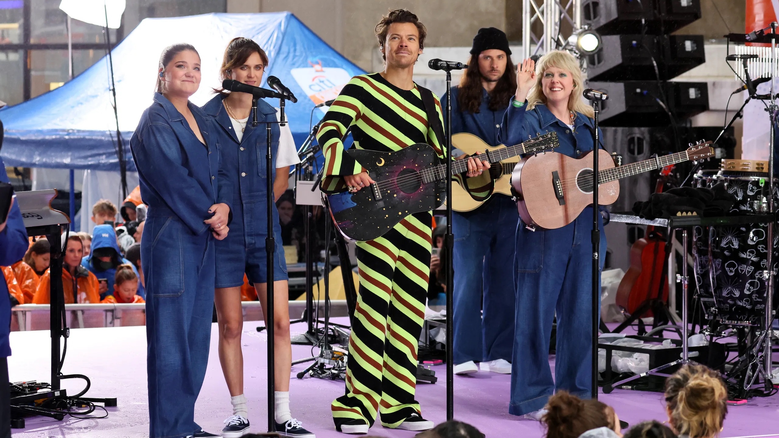 Niemand houdt meer van statement jumpsuits dan Harry Styles Vogue NL