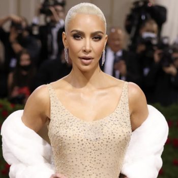 kim-kardashian-debuteert-platinablond-op-marilyn-monroe-geinspireerd-kapsel-op-het-met-gala-2022-210887