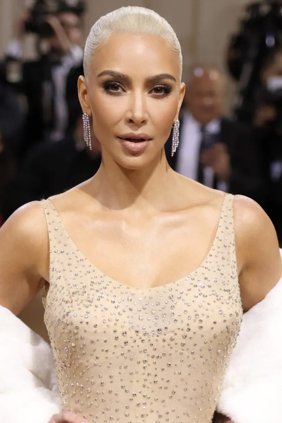 kim-kardashian-debuteert-platinablond-op-marilyn-monroe-geinspireerd-kapsel-op-het-met-gala-2022-210887