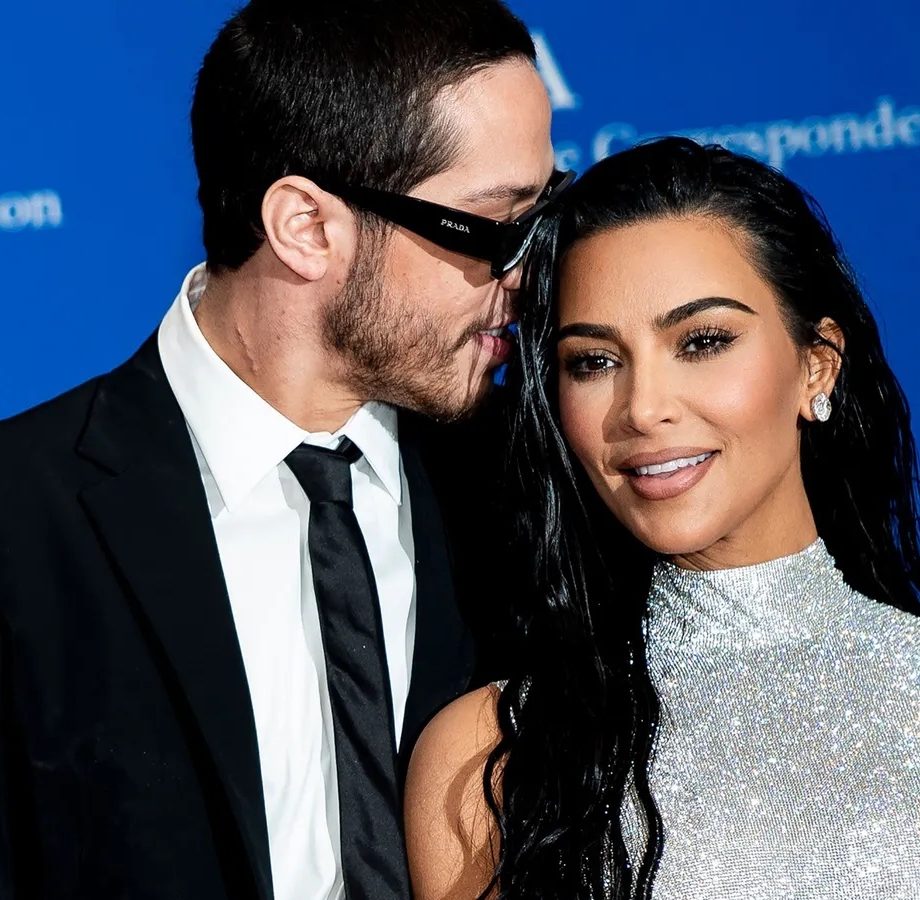 red-carpet-official-kim-kardashian-en-pete-davidson-voor-het-eerst-samen-op-de-rode-loper-210735