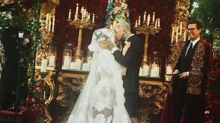 kourtney-kardashian-viert-big-fat-italian-wedding-in-een-dolce-gabbana-korsetjurk-212359