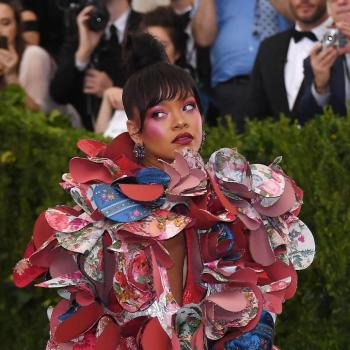 7-fantastische-met-gala-looks-van-rihanna-die-je-omverblazen-210789