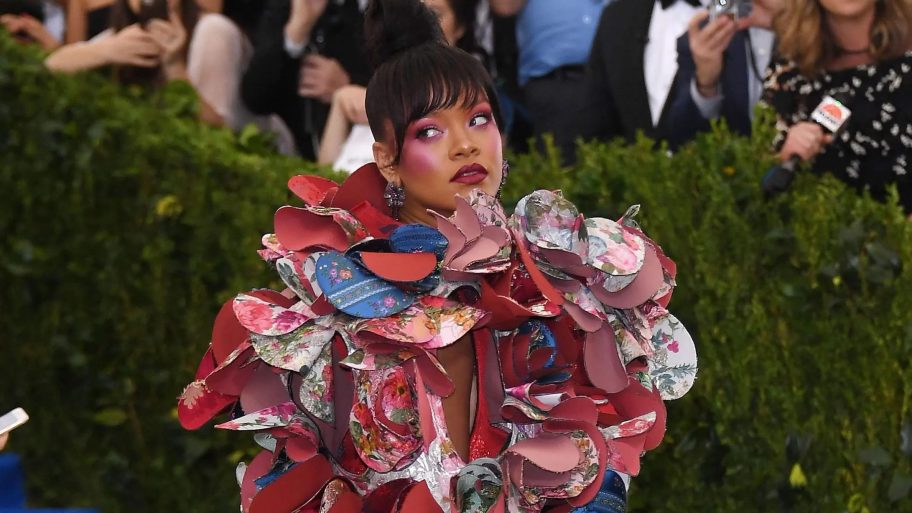 8-fantastische-met-gala-looks-van-rihanna-die-je-omverblazen-210789