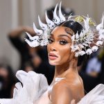 Winnie Harlow in Iris van Herpen tijdens het Met Gala 2022
