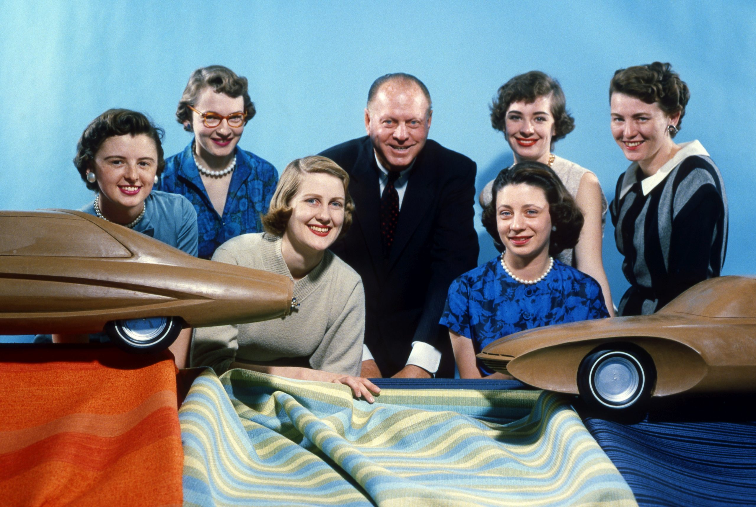 Zes van GM’s „Damsels of Design”, ca. 1955. Van links naar rechts: Suzanne Vanderbilt, Ruth Glennie, Marjorie Ford Pohlman, Harley Earl, Jeanette Linder, Sandra Logyear, Peggy Sauer.