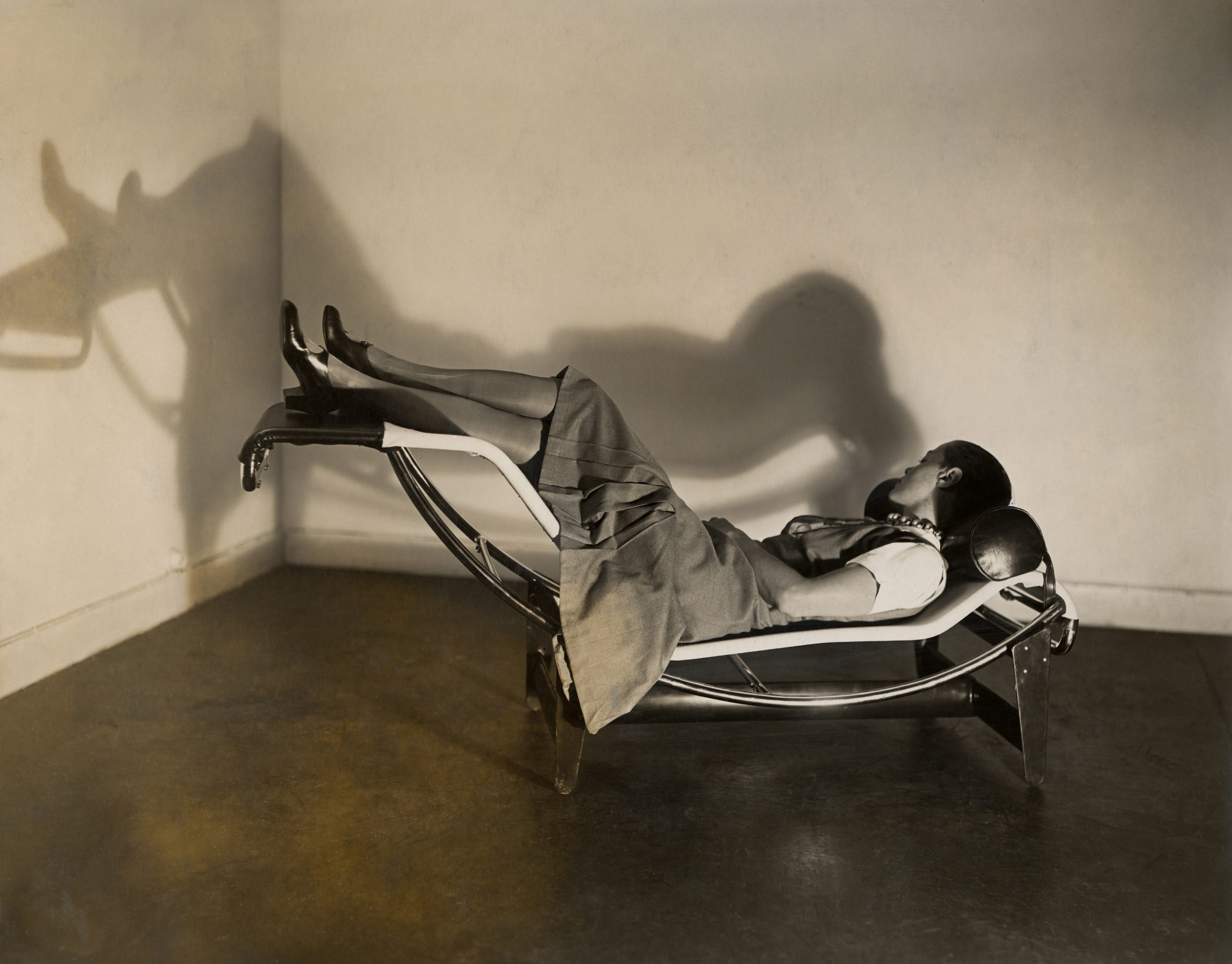 Charlotte Perriand op de Chaise longue basculante, 1929.