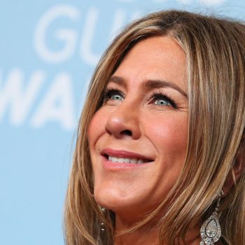 jennifer-aniston-draagt-vintage-friends-jurk-20-jaar-later-raakt-nooit-uit-de-mode-214331