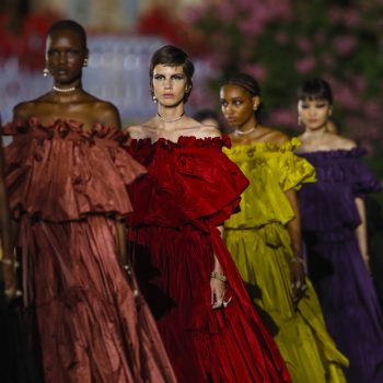 de-dior-cruise-2023-show-brengt-de-romantiek-van-het-spaanse-sevilla-tot-leven-214715