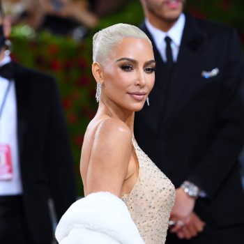 iconische-marilyn-monroe-jurk-beschadigd-nadat-kim-kardashian-hem-droeg-naar-het-met-gala-214224