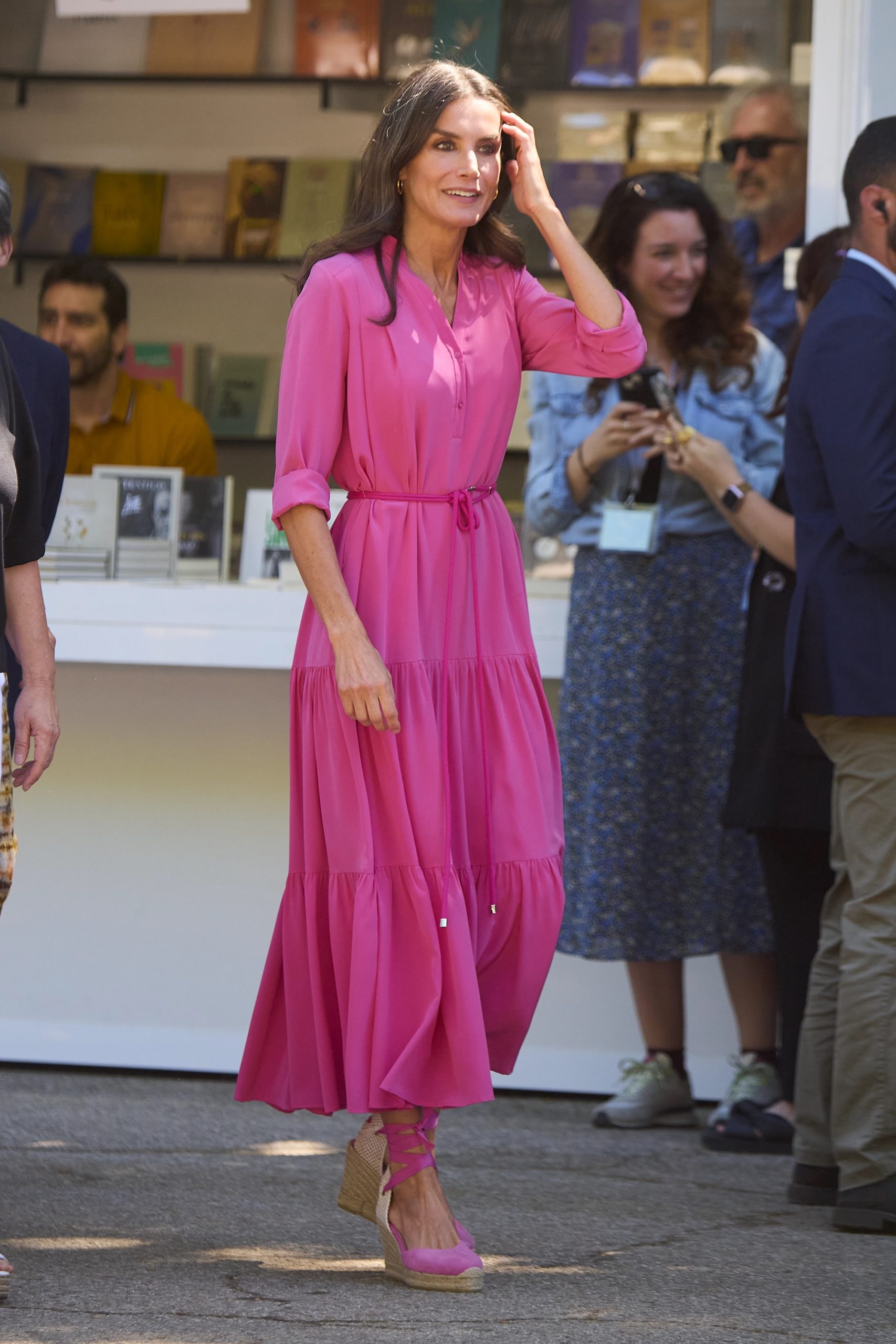 Koningin Letizia in een roze jurk