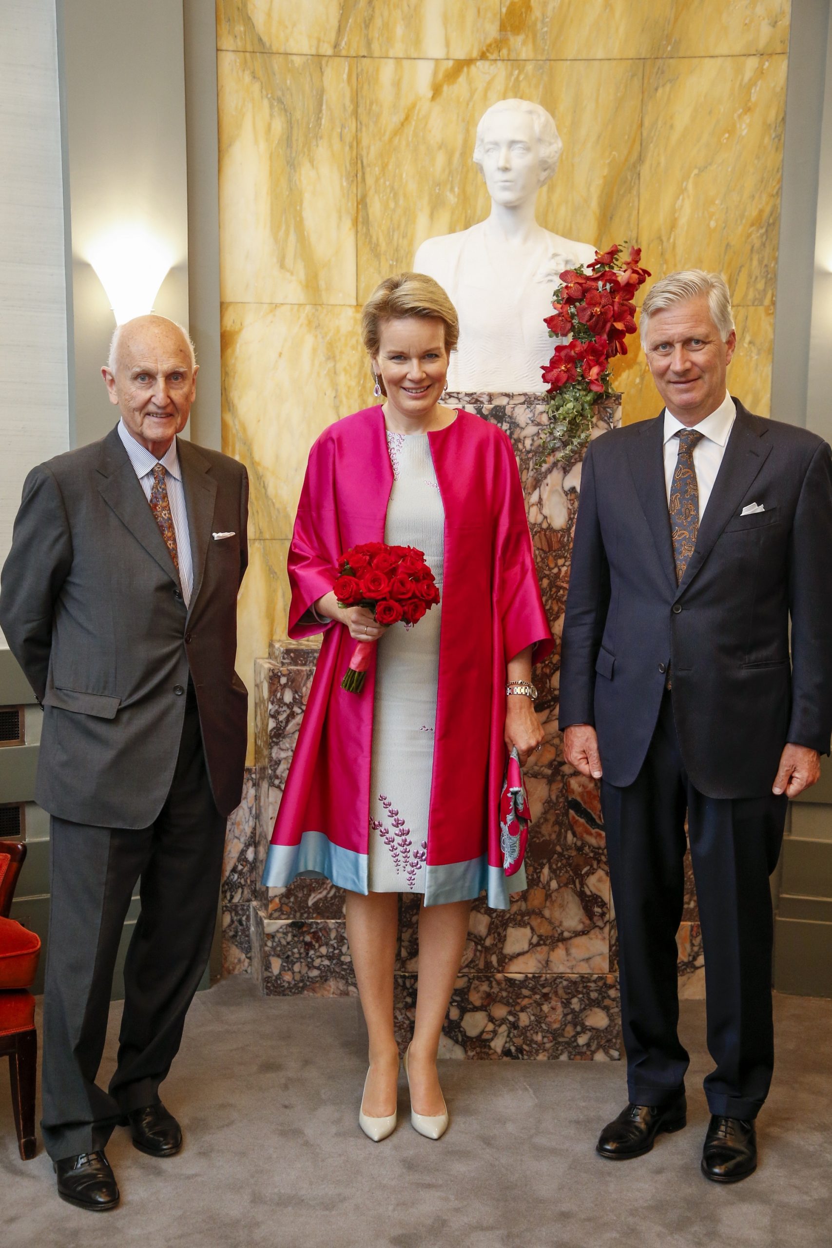 Koningin Mathilde in een roze jas