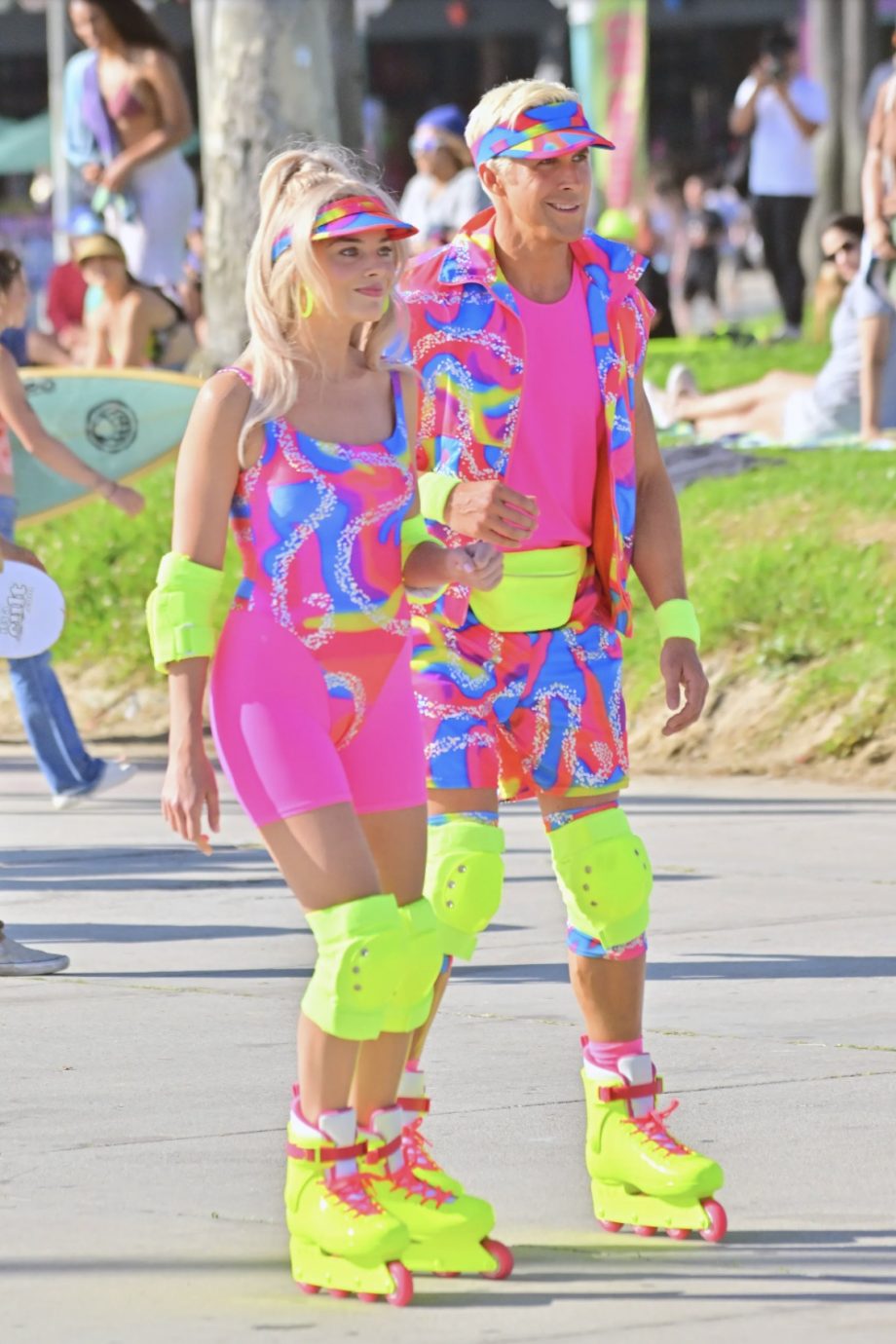 margot-robbie-en-ryan-gosling-leven-hun-beste-plastic-fantastic-leven-in-neon-lycra-outfits-215385