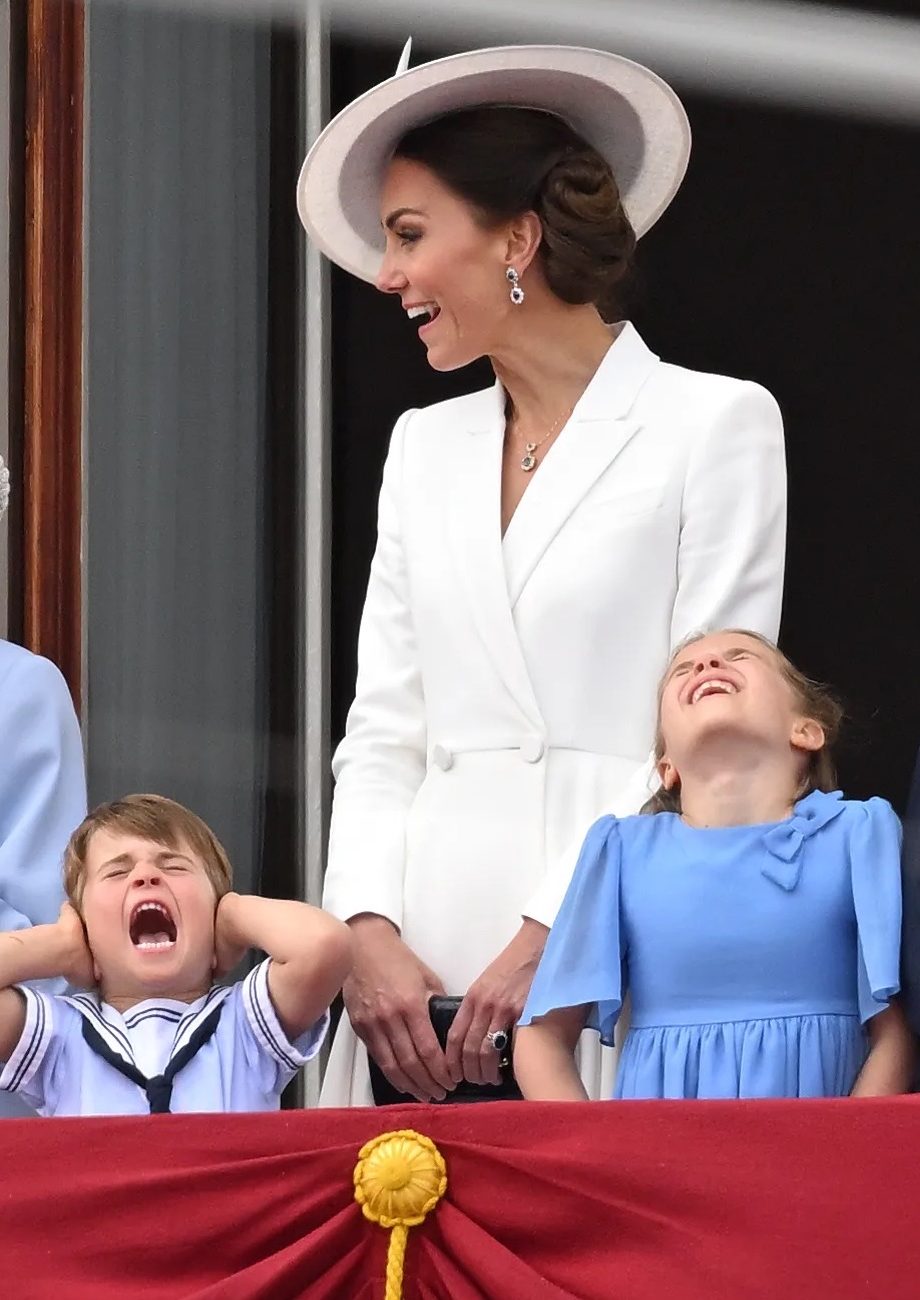 prins-louis-en-zijn-moods-stelen-de-show-op-het-balkon-van-buckingham-palace-213414