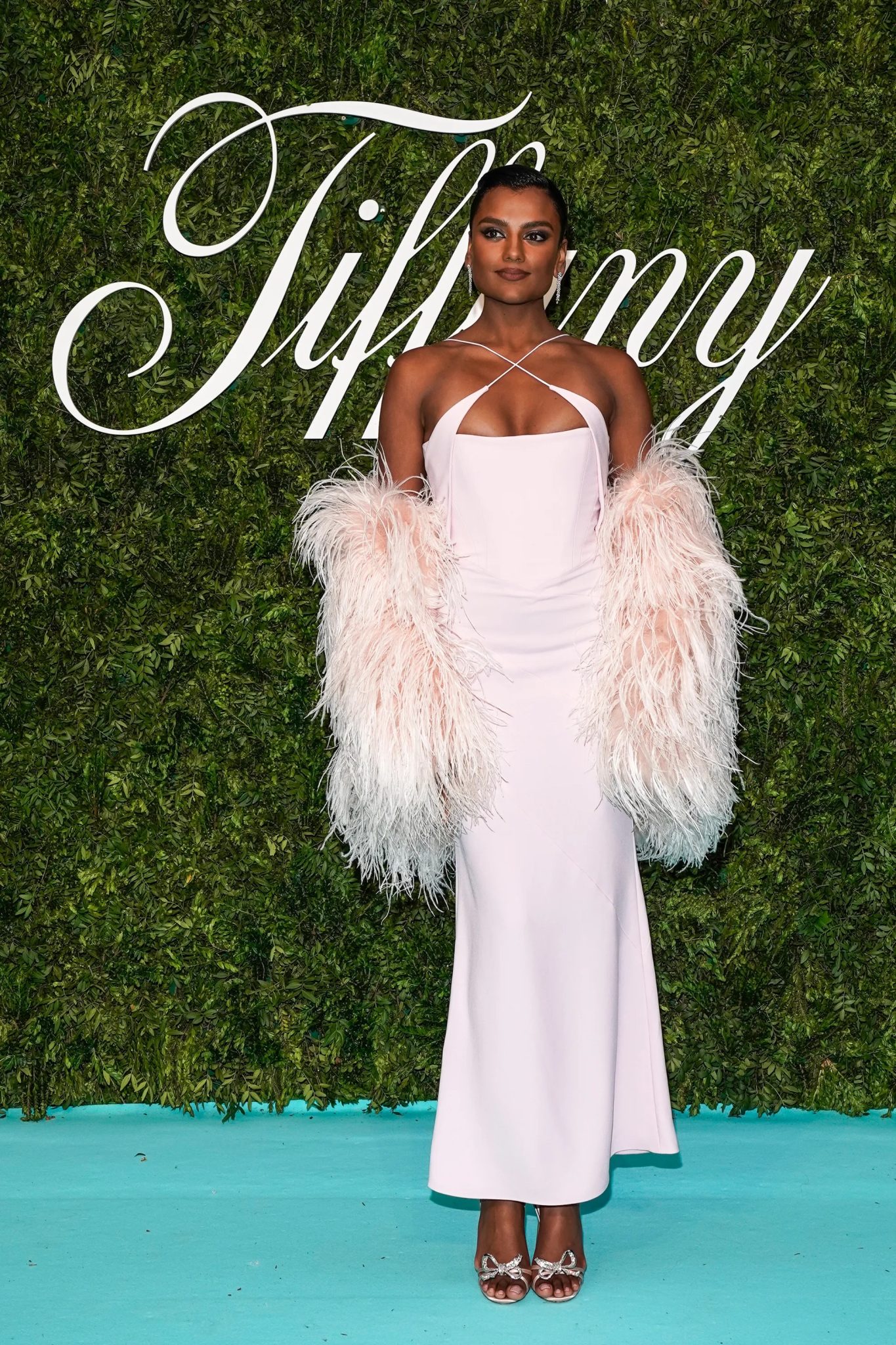 Simone Ashley schittert in een bruidsjurk op de rode loper - Vogue NL