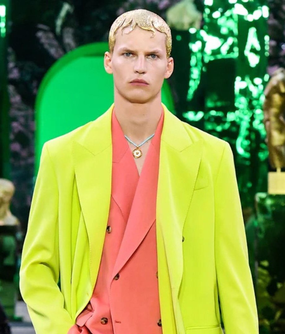 model-timo-pan-krijgt-eigen-standbeeld-tijdens-mannenmodeshow-van-versace-214767