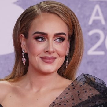 adele-geeft-een-stijlvolle-twist-aan-zomerse-vakantiestijl-217272