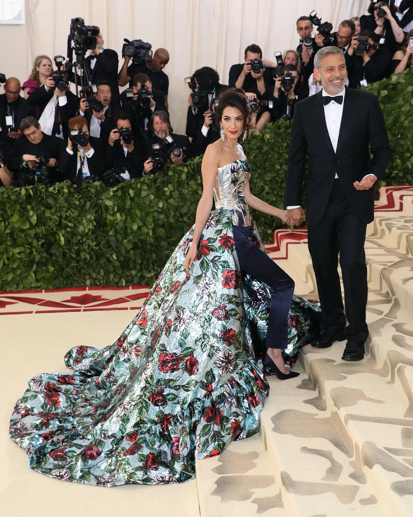 Amal Clooney showstopping rode loper jurk