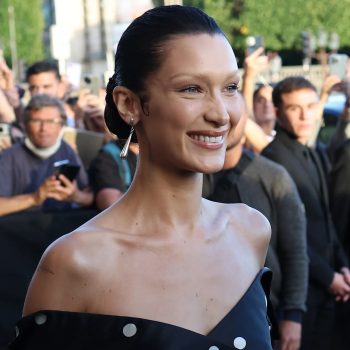 bella-hadid-channelt-sandy-van-grease-met-retrolook-in-biarritz-216567