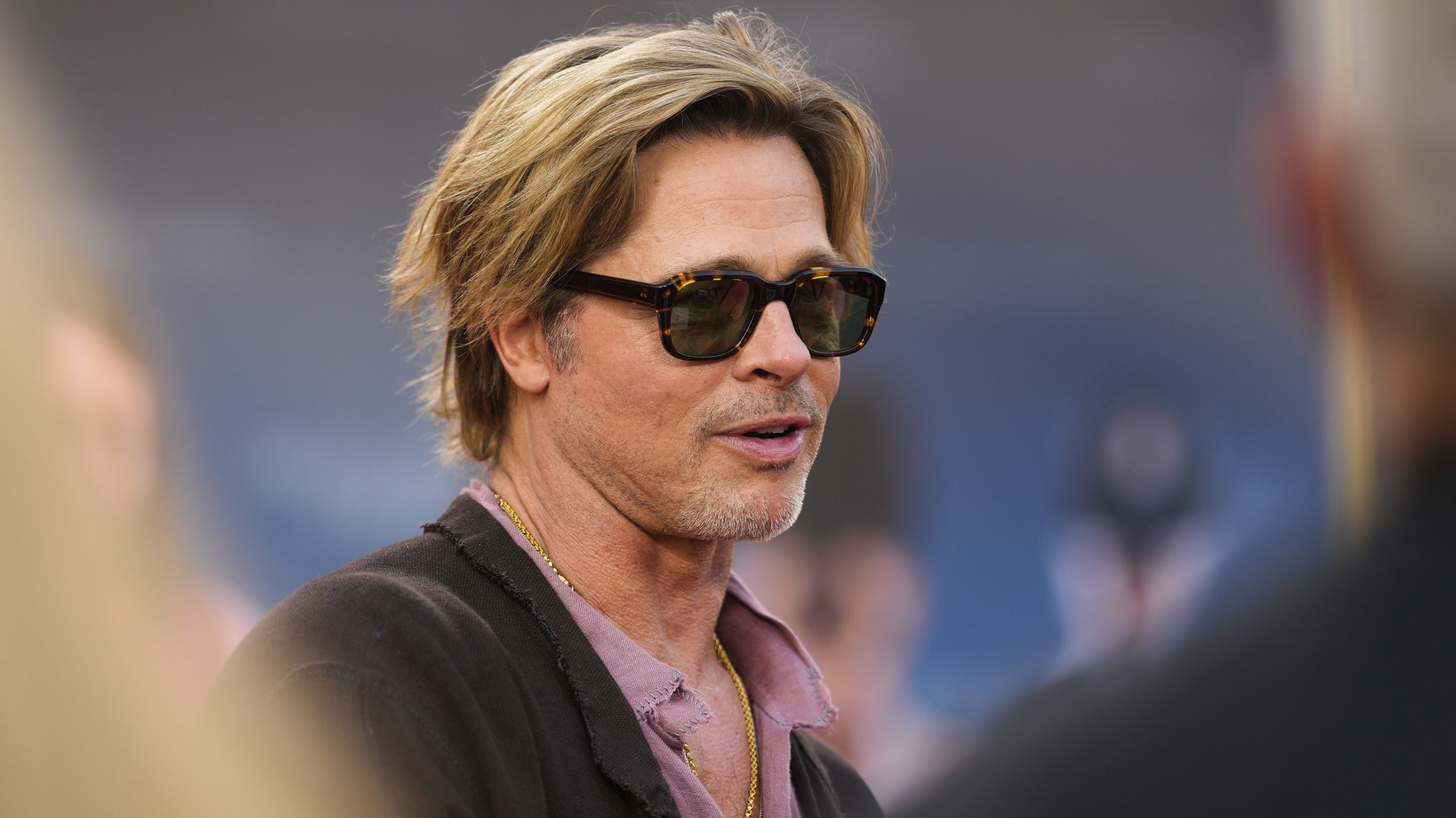 Brad Pitt la mantiene glamour sul red carpet con una gonna di lino