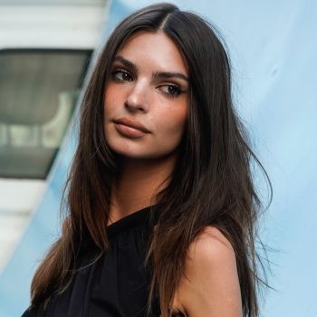 dit-is-de-meest-onverwachte-schoenentrend-van-de-zomer-volgens-bella-hadid-en-emrata-217614