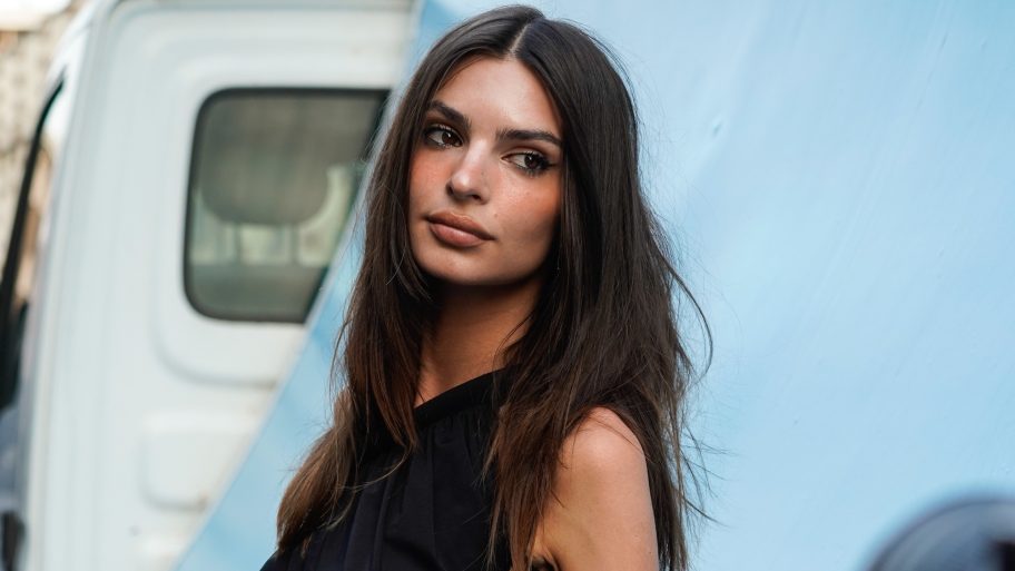 dit-is-de-meest-onverwachte-schoenentrend-van-de-zomer-volgens-bella-hadid-en-emrata-217614