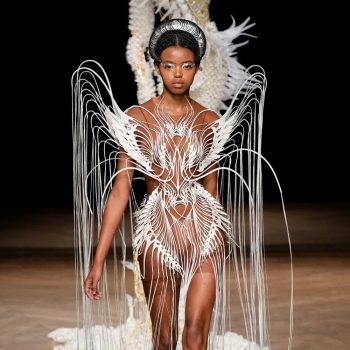 je-kunt-succesvol-zijn-zelfs-als-je-niet-de-grootste-bent-iris-van-herpen-is-de-onbezongen-held-van-couture-fashion-week-215746