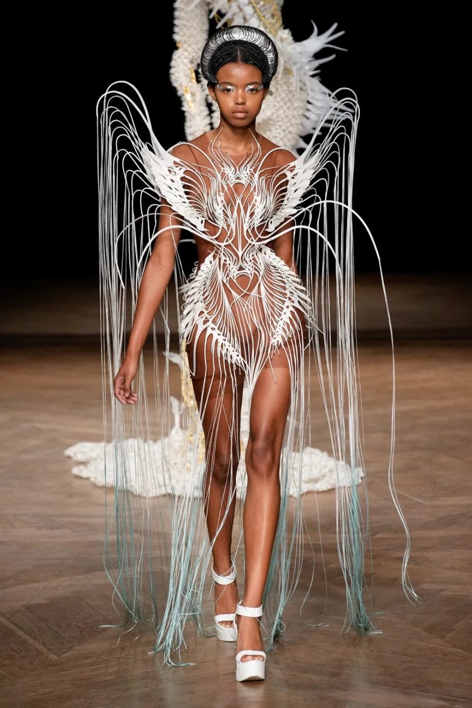 je-kunt-succesvol-zijn-zelfs-als-je-niet-de-grootste-bent-iris-van-herpen-is-de-onbezongen-held-van-couture-fashion-week-215746