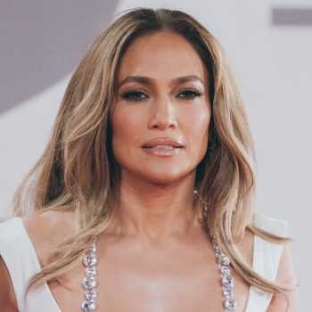 jennifer-lopez-waagt-zich-aan-nineties-vlechten-de-kapseltrend-voor-deze-zomer-216430