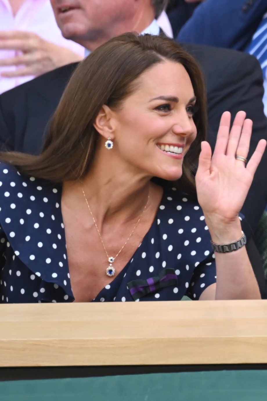 kate-middleton-omarmt-eighties-stijl-voor-prins-georges-eerste-bezoek-aan-wimbledon-216364