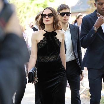 keira-knightley-keert-terug-naar-de-front-row-in-de-perfecte-chanel-lbd-215900