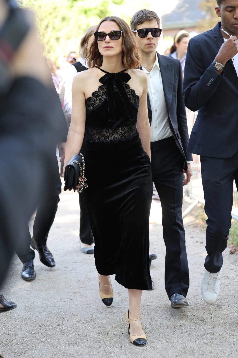 keira-knightley-keert-terug-naar-de-front-row-in-de-perfecte-chanel-lbd-215900