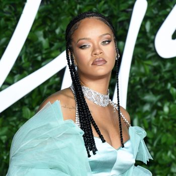 rihanna-maakt-eerste-publieke-verschijning-sinds-geboorte-van-haar-kind-in-een-all-black-prada-look-215699