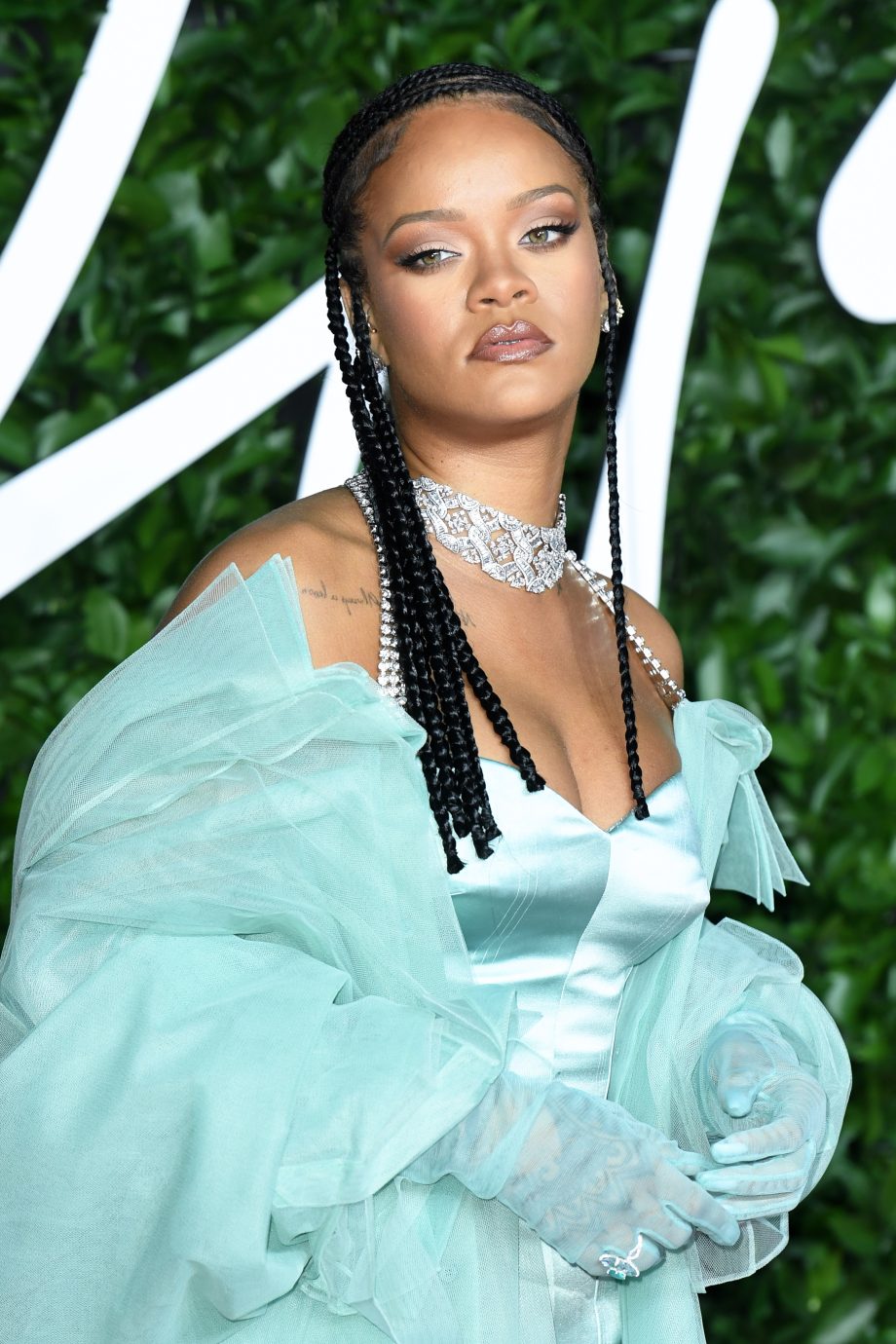 rihanna-maakt-eerste-publieke-verschijning-sinds-geboorte-van-haar-kind-in-een-all-black-prada-look-215699