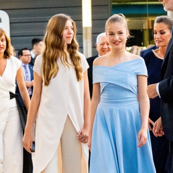 spaanse-prinsessen-leonor-en-sofia-stralen-naast-moeder-letizia-in-chique-avondlooks-216134