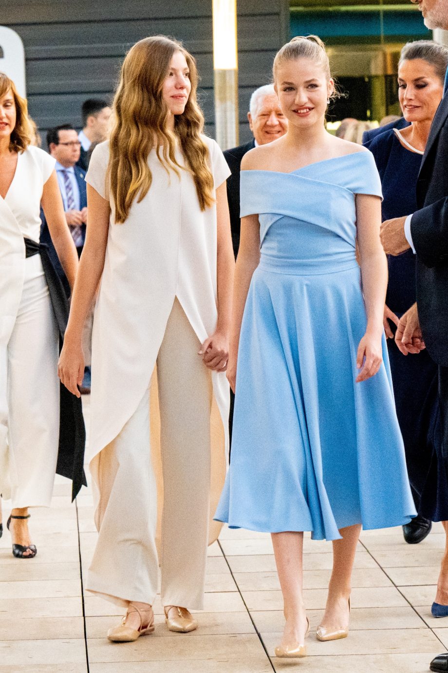 spaanse-prinsessen-leonor-en-sofia-stralen-naast-moeder-letizia-in-chique-avondlooks-216134