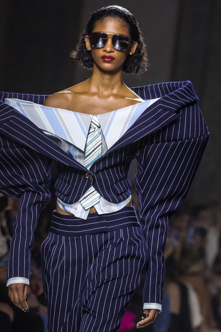 van-giga-power-shoulders-naar-xl-kragen-met-ruches-transformerende-couture-bij-viktor-rolf-216213