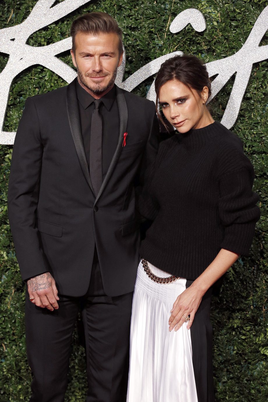 ze-doen-het-weer-david-en-victoria-beckham-poseren-in-matching-outfits-218297