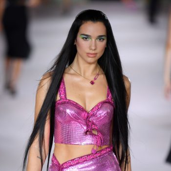 alle-verjaardagslooks-van-dua-lipa-van-marc-jacobs-glitterbh-tot-leren-mugler-vlammenjurk-220567