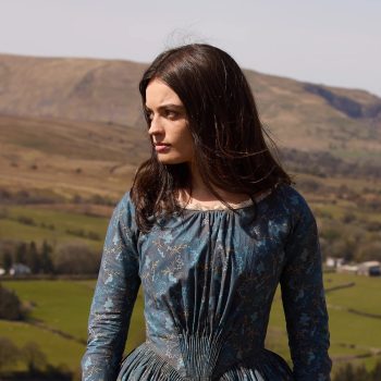 emma-mackey-is-een-humeurige-bronte-zus-in-de-eerste-trailer-van-emily-219373