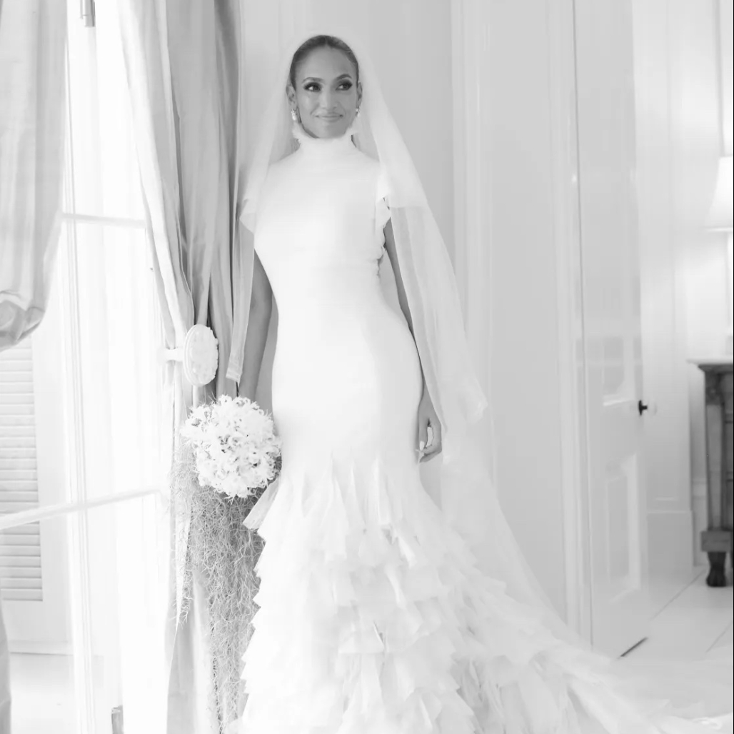 beelden van de trouwjurk van Jennifer Lopez -