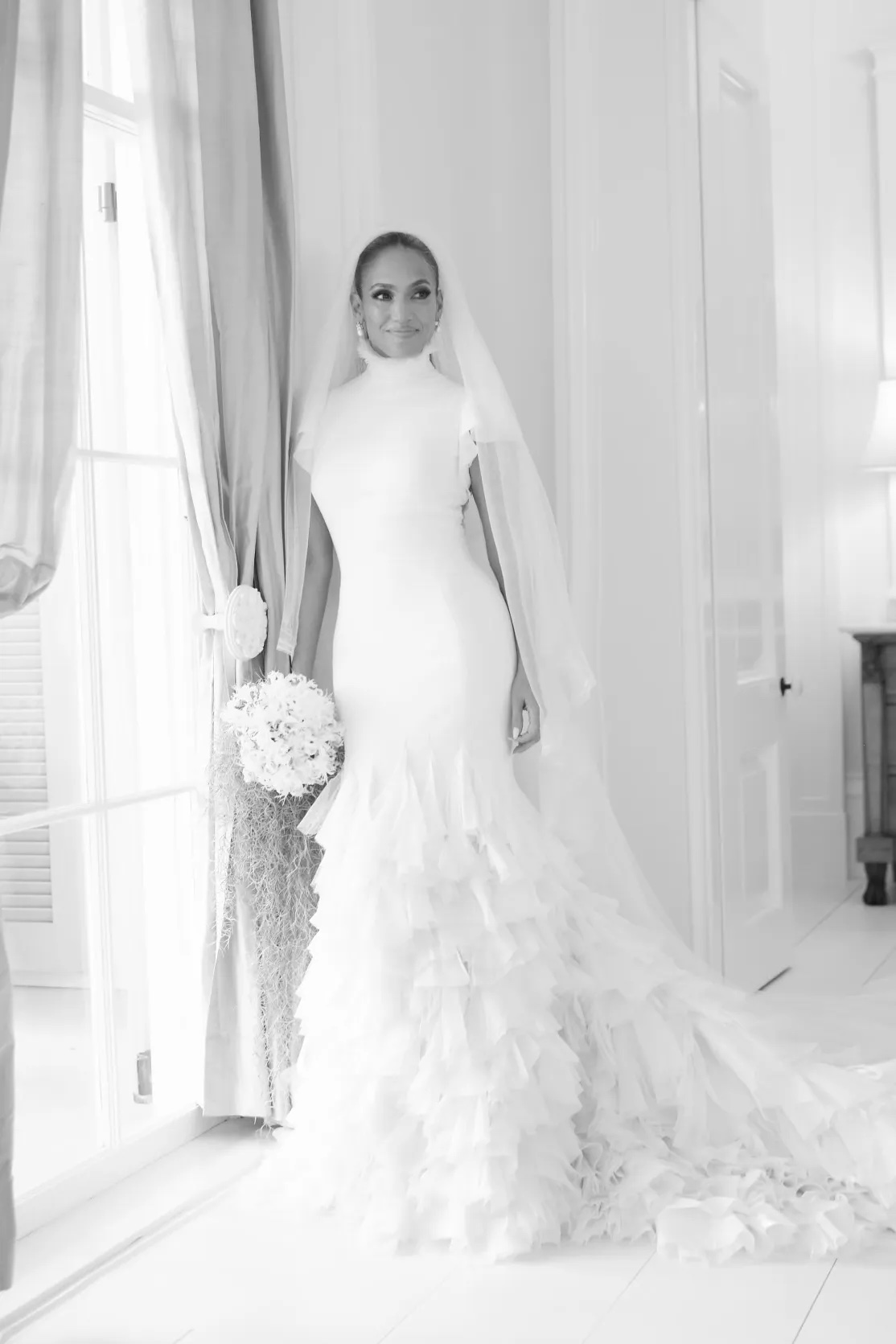 Boren virtueel rijm Nieuwe beelden van de trouwjurk van Jennifer Lopez - Vogue NL