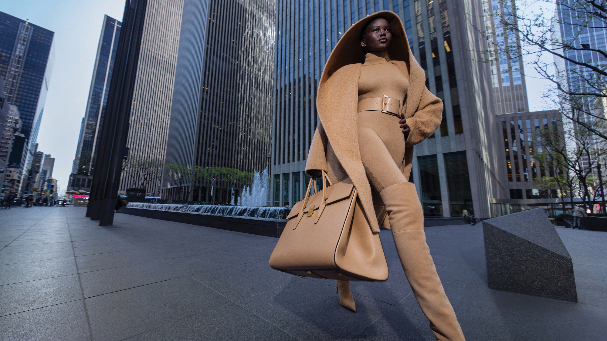 Adut Akech voor Michael Kors herfst/winter 2022 campagne