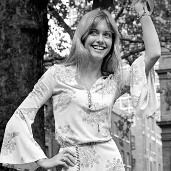 de-9-meest-iconische-looks-van-olivia-newton-john-door-de-jaren-heen-218794