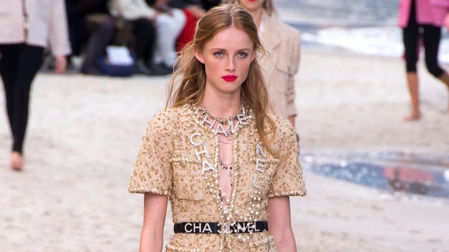 the-lady-in-chanel-de-10-beste-momenten-van-rianne-van-rompaey-op-de-chanel-catwalk-220268